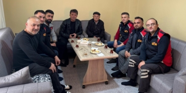 İtfaiye personeli, göçük altından kurtardıkları vatandaşı ziyaret etti