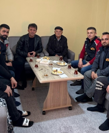 İtfaiye personeli, göçük altından kurtardıkları vatandaşı ziyaret etti