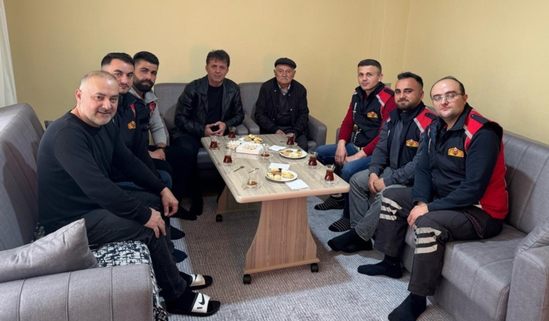 İtfaiye personeli, göçük altından kurtardıkları vatandaşı ziyaret etti