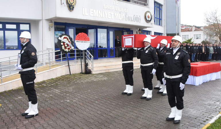 SİNOP’TA KALP KRİZİ GEÇİREN POLİS MEMURU HAYATINI KAYBETTİ
