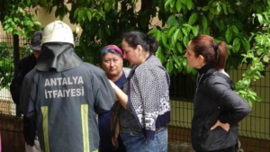 Çamaşır makinesi yangın çıkarttı, apartman sakinlerini sokağa döktü