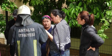 Çamaşır makinesi yangın çıkarttı, apartman sakinlerini sokağa döktü