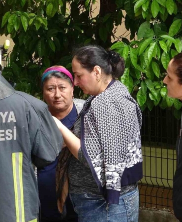 Çamaşır makinesi yangın çıkarttı, apartman sakinlerini sokağa döktü