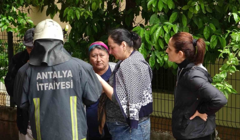 Çamaşır makinesi yangın çıkarttı, apartman sakinlerini sokağa döktü