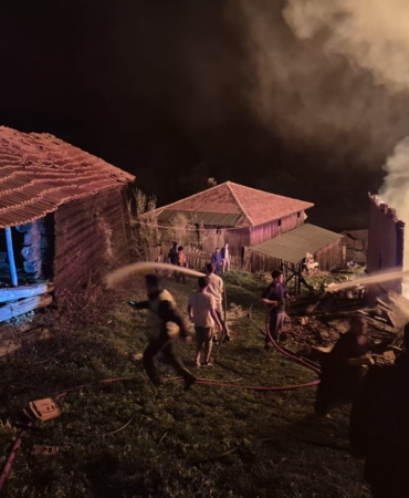 Çıkan yangında 1 ev zarar gördü