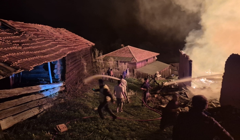 Çıkan yangında 1 ev zarar gördü