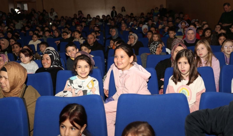 Çocuklar tiyatro ile buluştu