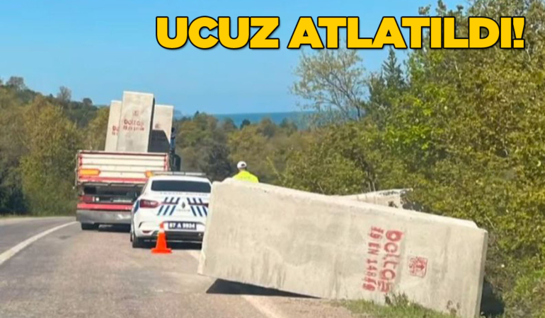 Sinop’ta tırdan yola beton altyapı taşı düştü