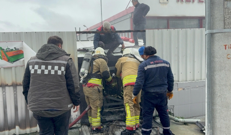 Depoda çıkan yangında hasar oluştu