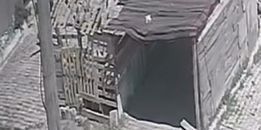 DEPREM ESNASINDA EVİNDEN GARAJIN ÜZERİNE ATLADI