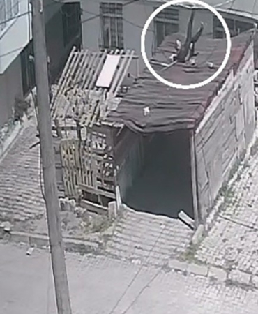 DEPREM ESNASINDA EVİNDEN GARAJIN ÜZERİNE ATLADI