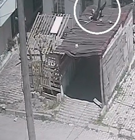 DEPREM ESNASINDA EVİNDEN GARAJIN ÜZERİNE ATLADI