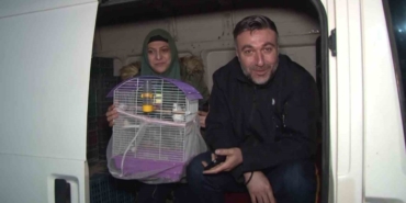 deprem-sonrasi-bazilari-cadirda-bazilari-ise-kamyonet-kasasinda-geceliyor