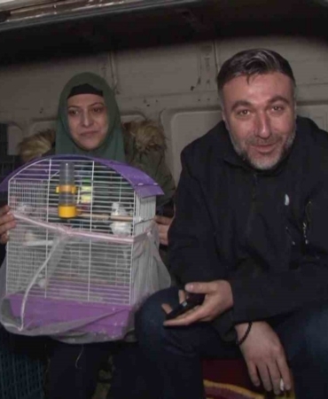 deprem-sonrasi-bazilari-cadirda-bazilari-ise-kamyonet-kasasinda-geceliyor