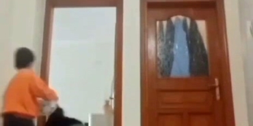 DEPREME EVDE OYUN OYNARKEN YAKALANAN ÇOCUKLARIN KORKU DOLU ANLARI KAMERADA