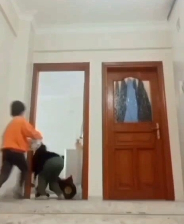 DEPREME EVDE OYUN OYNARKEN YAKALANAN ÇOCUKLARIN KORKU DOLU ANLARI KAMERADA