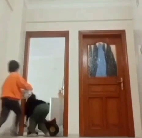 Depreme yakalanan çocukların korku dolu anları kamerada