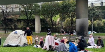 depremin-ardindan-vatandaslar-park-ve-bahcelere-kostu