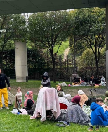 depremin-ardindan-vatandaslar-park-ve-bahcelere-kostu