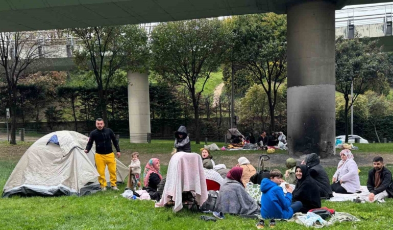 Depremin ardından vatandaşlar park ve bahçelere koştu