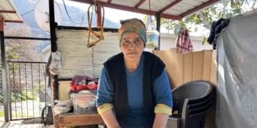 Depremzede kadın geçimini sağlamak için yufka ekmek ve gözleme yapıyor