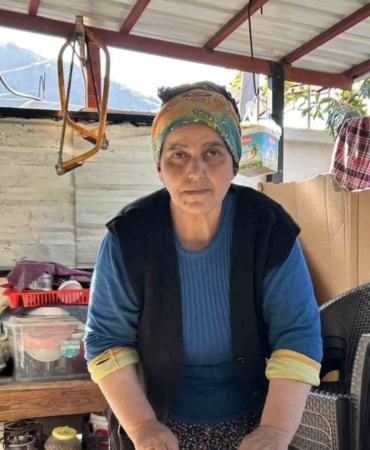 Depremzede kadın geçimini sağlamak için yufka ekmek ve gözleme yapıyor