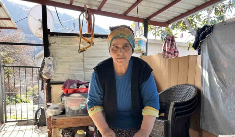 Depremzede kadın geçimini sağlamak için yufka ekmek ve gözleme yapıyor