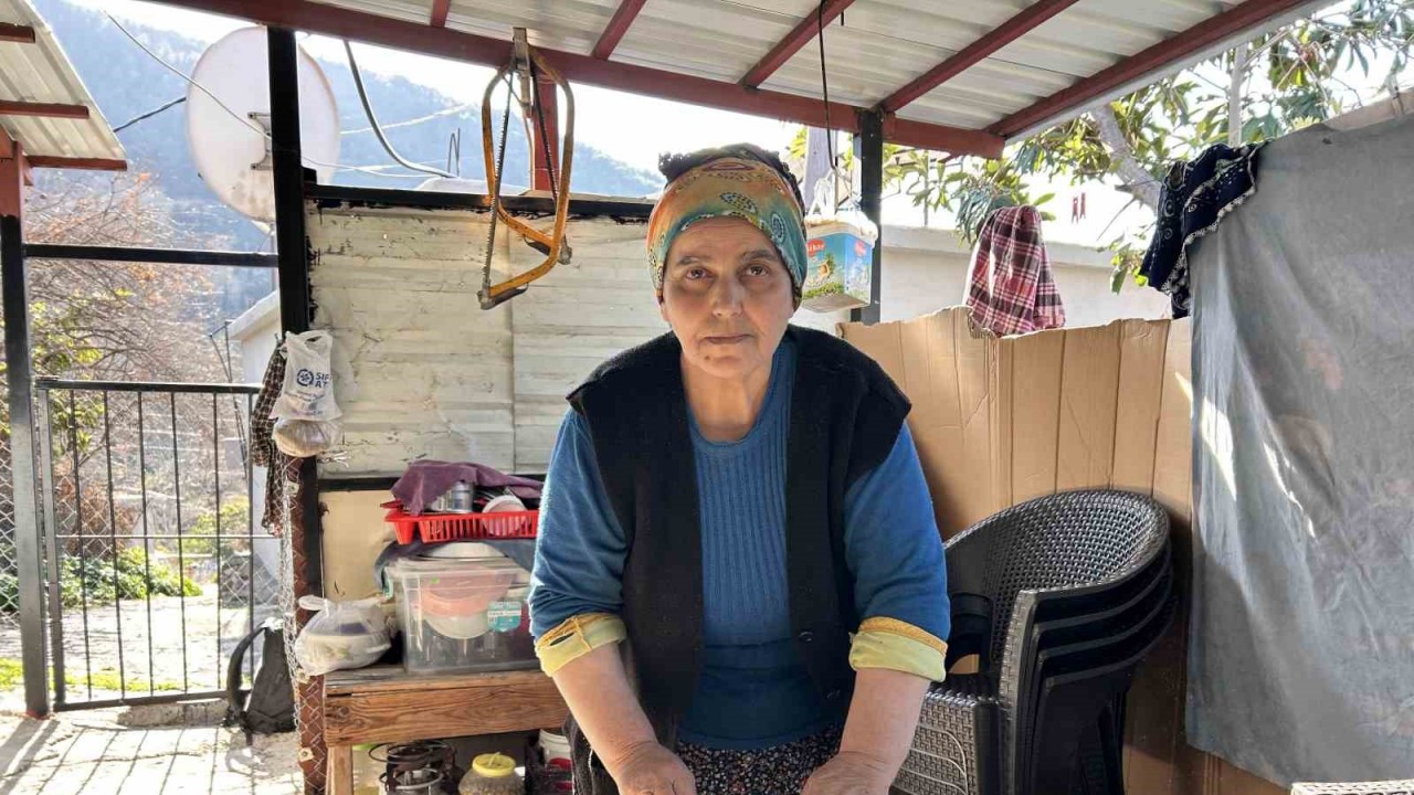 Depremzede kadın geçimini sağlamak için yufka ekmek ve gözleme yapıyor