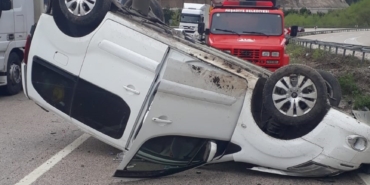 Devrilen hafif ticari araçtaki 4 kişi yaralandı