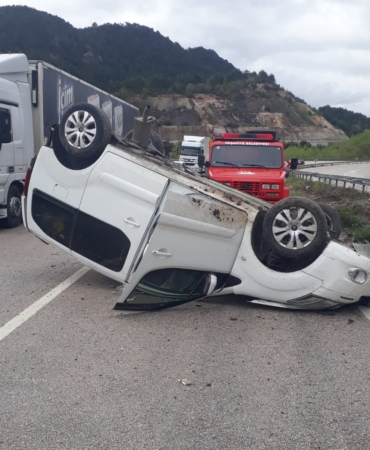 Devrilen hafif ticari araçtaki 4 kişi yaralandı