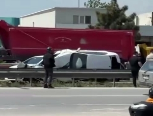 ÇARPIŞTIĞI OTOMOBİL İLE BARİYER ARASINDA SIKIŞTI