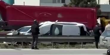 ÇARPIŞTIĞI OTOMOBİL İLE BARİYER ARASINDA SIKIŞTI