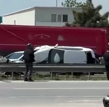 ÇARPIŞTIĞI OTOMOBİL İLE BARİYER ARASINDA SIKIŞTI