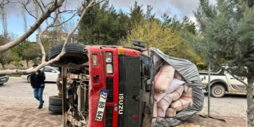 Fıstık kabuğu yüklü kamyon devrildi, yaralanan olmadı