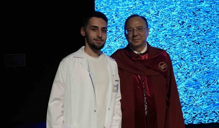 Geleceğin doktorları Tıp Bayramı’nda beyaz önlüklerini giydi