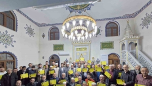 Hatimle teravihe katılan cemaate başarı belgesi verildi
