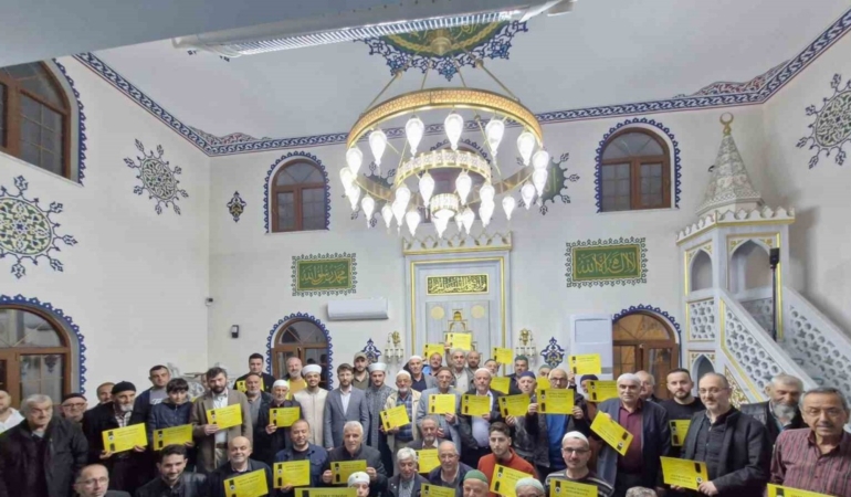 Hatimle teravihe katılan cemaate başarı belgesi verildi
