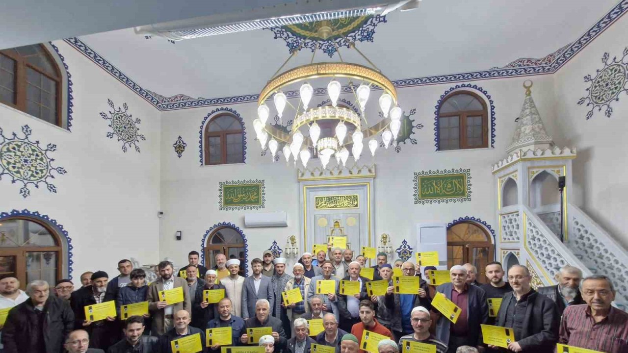 Hatimle teravihe katılan cemaate başarı belgesi verildi