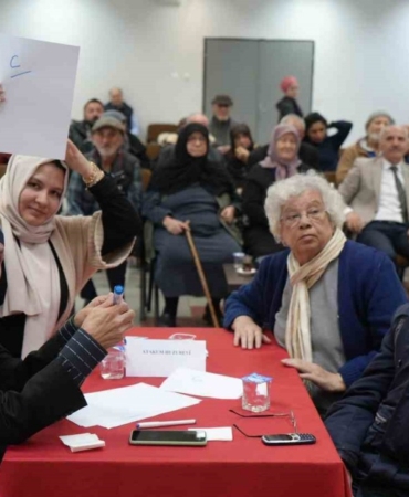 huzurevi-sakinleri-bilgi-yarismasinda-ter-doktu