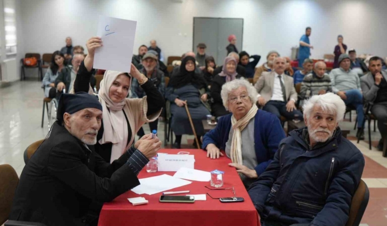 huzurevi-sakinleri-bilgi-yarismasinda-ter-doktu