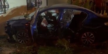 İKİ ARAÇ ÇARPIŞTI, BİRİ BAHÇEYE GİRDİ: 9 YARALI