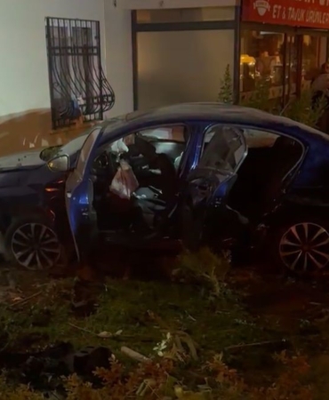 İKİ ARAÇ ÇARPIŞTI, BİRİ BAHÇEYE GİRDİ: 9 YARALI