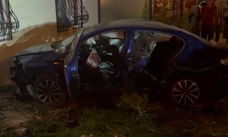 İki araç çarpıştı, biri bahçeye girdi