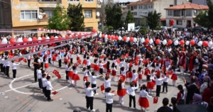 ilcelerde-23-nisan-ulusal-egemenlik-ve-cocuk-bayrami-torenlerle-kutlandi
