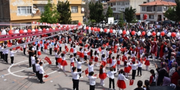 ilcelerde-23-nisan-ulusal-egemenlik-ve-cocuk-bayrami-torenlerle-kutlandi