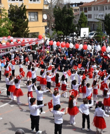 ilcelerde-23-nisan-ulusal-egemenlik-ve-cocuk-bayrami-torenlerle-kutlandi