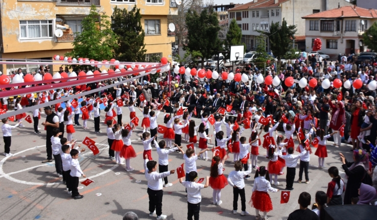 İlçelerde 23 Nisan Ulusal Egemenlik ve Çocuk Bayramı törenlerle kutlandı