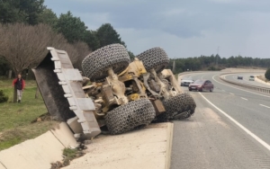 Kastamonu'da tırın üzerindeki iş makinesi yol kenarına devrildi