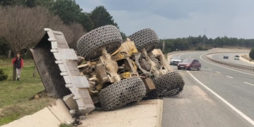 Kastamonu'da tırın üzerindeki iş makinesi yol kenarına devrildi
