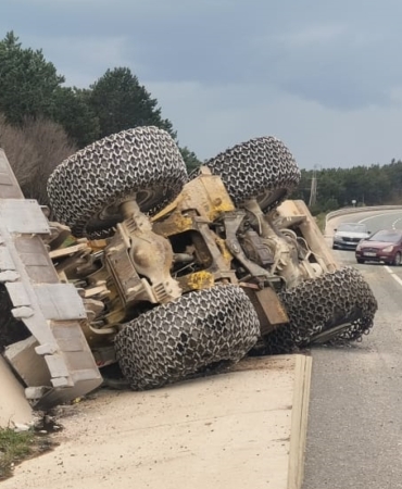 Kastamonu'da tırın üzerindeki iş makinesi yol kenarına devrildi